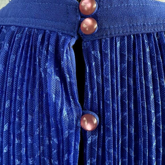 VTG RISA ANN NY Royal Blue Pleated Tiered Midi Dress 15.5 – Pearl Back Buttons - Picture 5 of 10